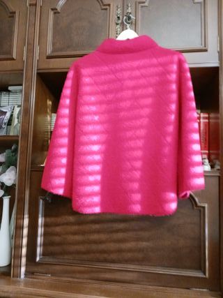 Chaquetón rosa con broche joya