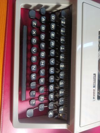 Máquina de escribir Olivetti DORA con funda