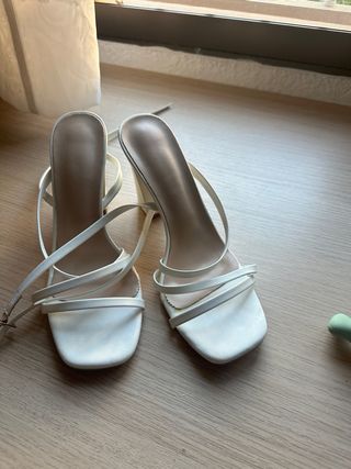 Tacones blancos atados