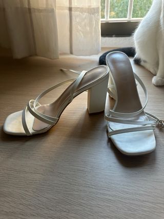 Tacones blancos atados