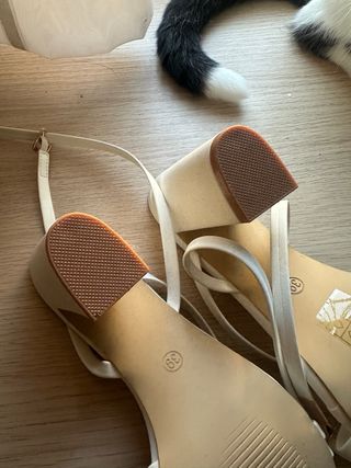 Tacones blancos atados