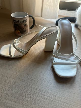 Tacones blancos atados