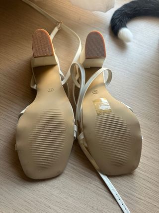 Tacones blancos atados