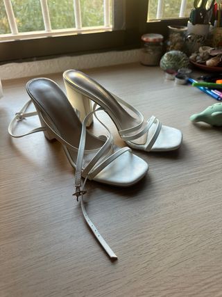 Tacones blancos atados