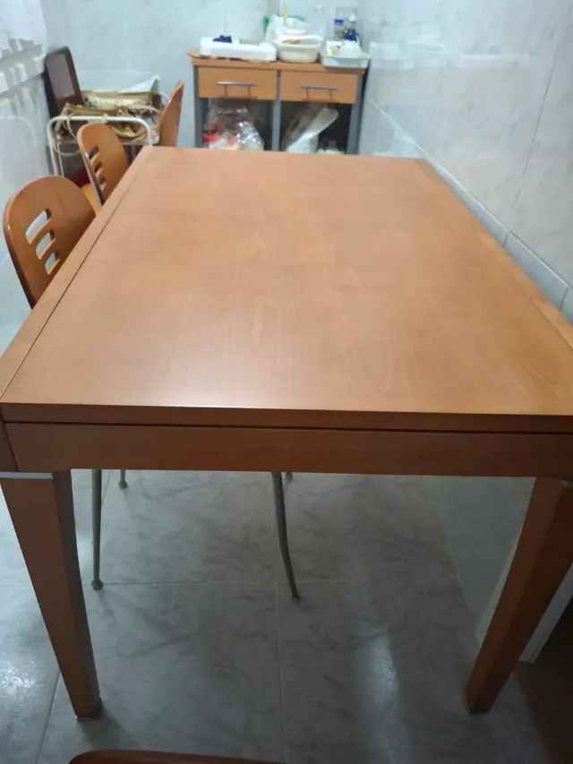 Mesa de cocina y 4 sillas de madera