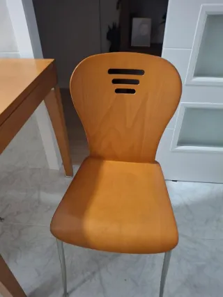 Mesa de cocina y 4 sillas de madera