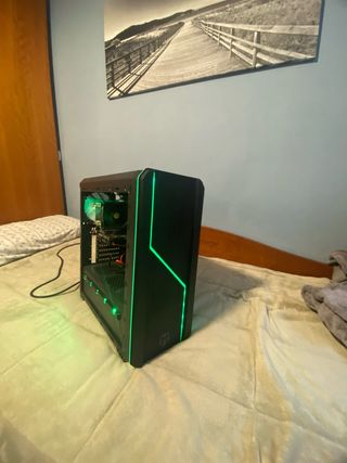 Ordenador Gaming Negro con Luces Verdes