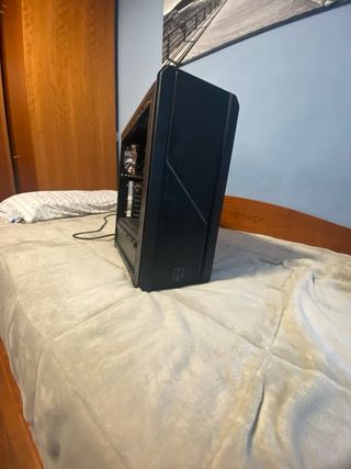 Ordenador Gaming Negro con Luces Verdes