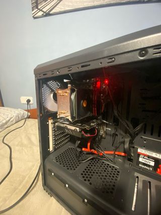 Ordenador Gaming Negro con Luces Verdes