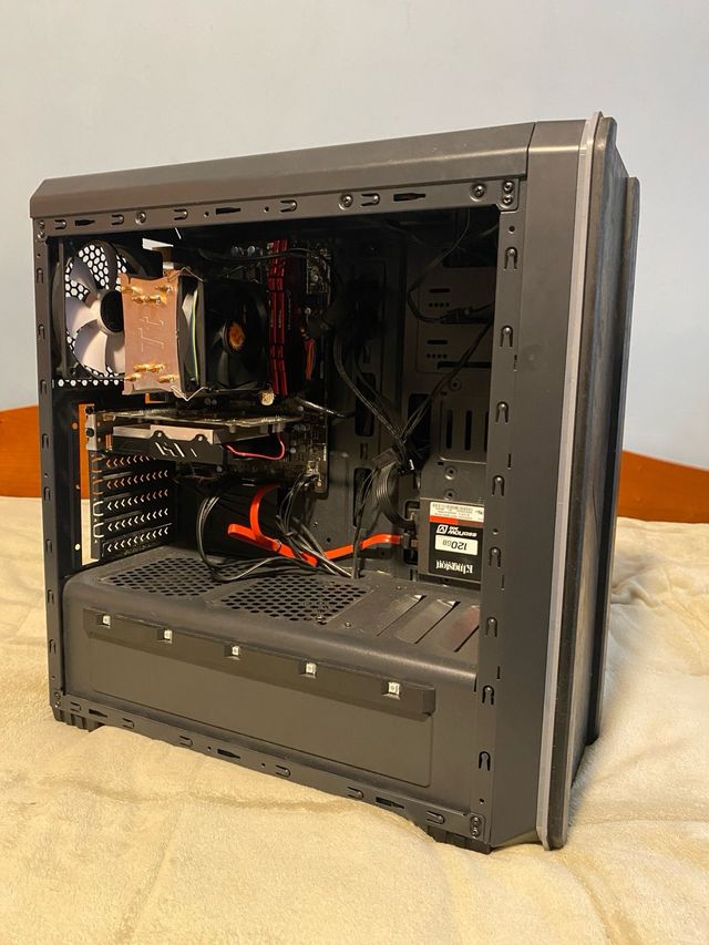 Ordenador Gaming Negro con Luces Verdes