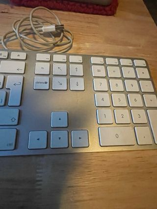 Teclado Apple con cable USB y numérico