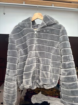 Abrigo gris de pelo sintético con capucha