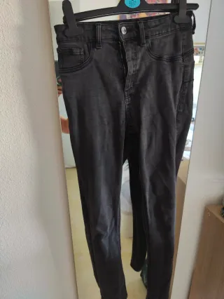 Pantalones vaqueros negros ajustados