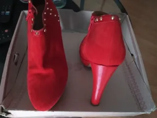 Botines Rojos con Tachuelas
