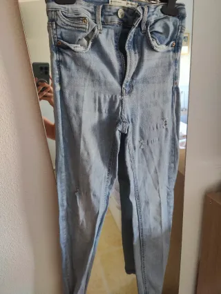 Pantalón vaquero desgastado