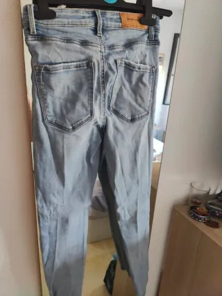 Pantalón vaquero desgastado
