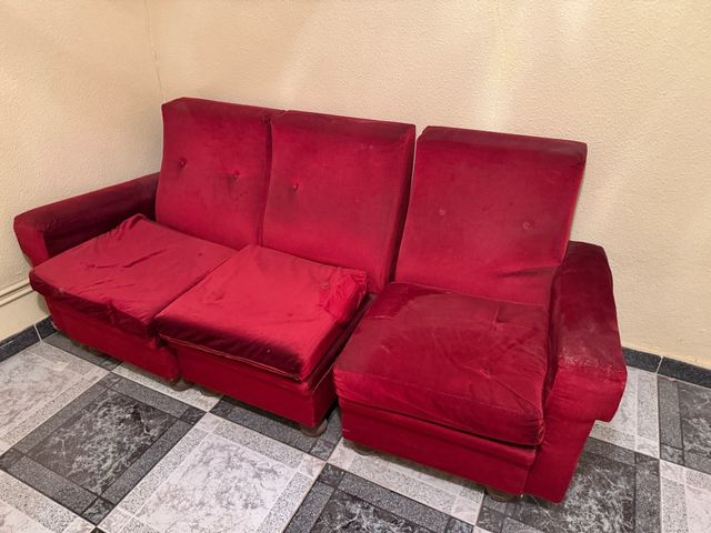 Sofá de terciopelo rojo