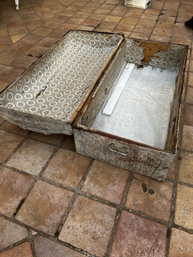 Baúl antiguo de madera y metal