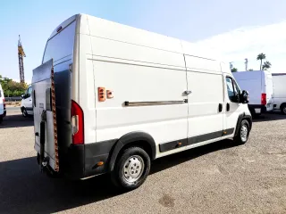 Peugeot Boxer L3H3 con  plataforma elevadora 