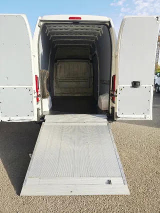 Peugeot Boxer L3H3 con  plataforma elevadora 