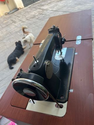 Máquina de coser Alfa antigua