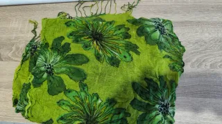 Pañuelo verde con estampado floral