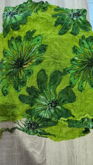 Pañuelo verde con estampado floral