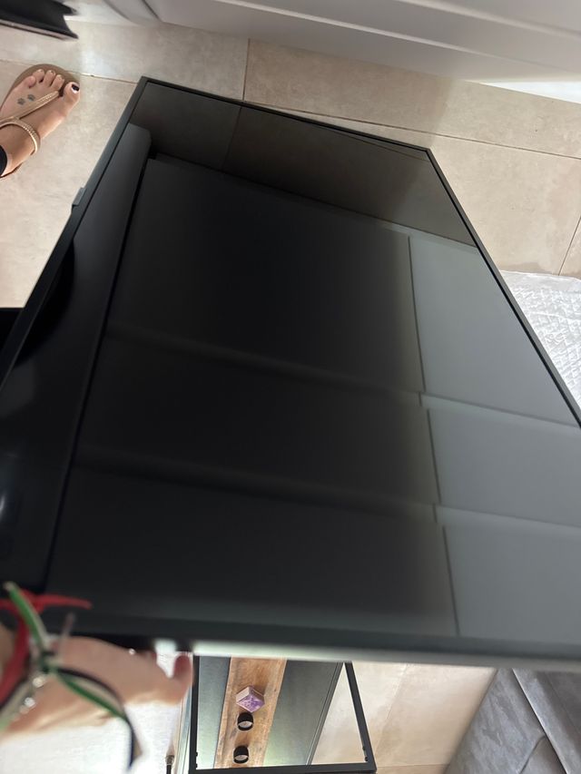 Televisión Samsung Negra con soporte de pared 