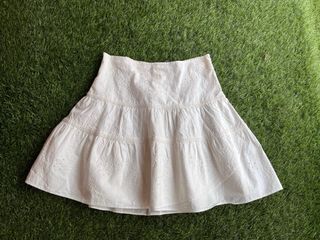 Falda Zara blanca bordada