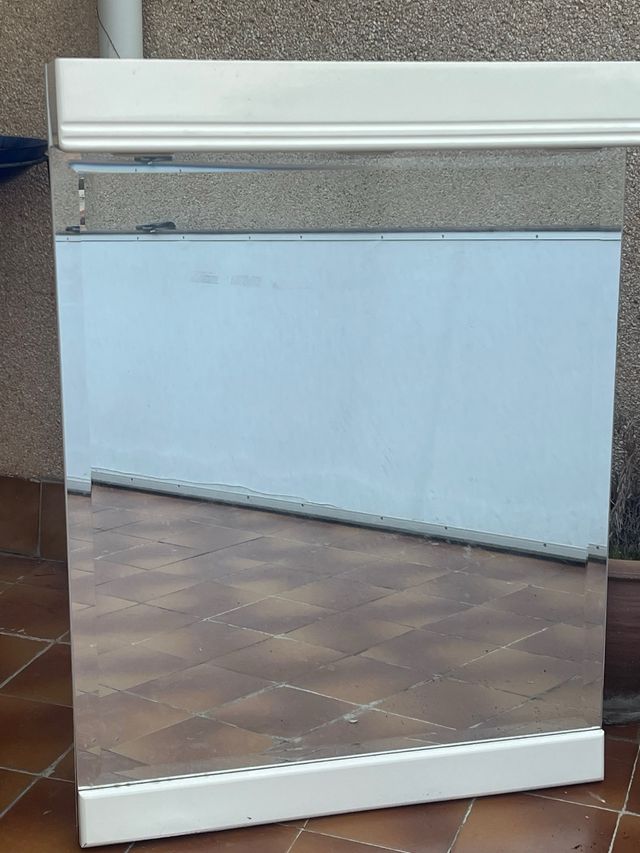 Espejo de baño plateado y blanco