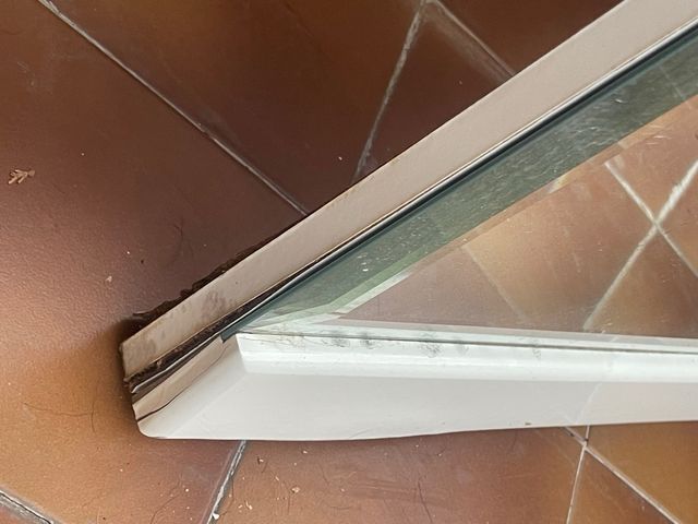 Espejo de baño plateado y blanco