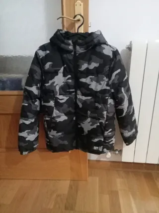 Abrigo niño camuflaje negro y gris