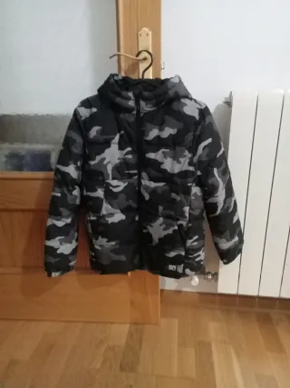 Abrigo niño camuflaje negro y gris