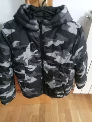 Abrigo niño camuflaje negro y gris