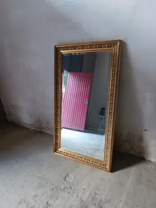 Espejo antiguo dorado con marco tallado