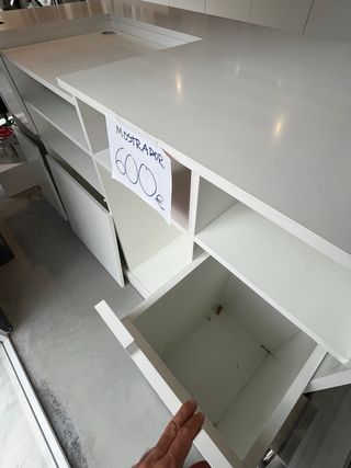 Mostrador de caja blanco en perfectas condiciones