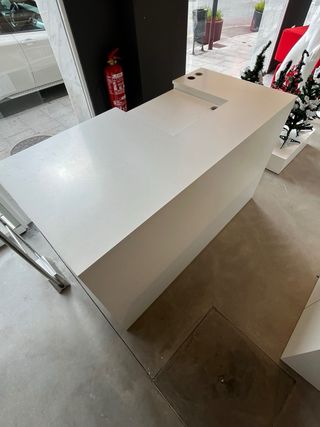 Mostrador de caja blanco en perfectas condiciones