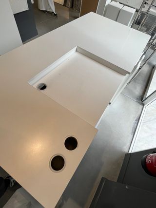 Mostrador de caja blanco en perfectas condiciones