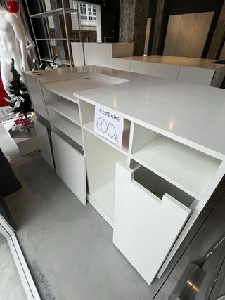Mostrador de caja blanco en perfectas condiciones