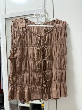 Camiseta Stradivarius marrón fruncida