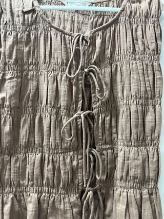 Camiseta Stradivarius marrón fruncida