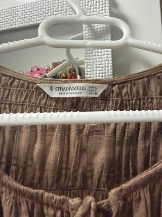 Camiseta Stradivarius marrón fruncida