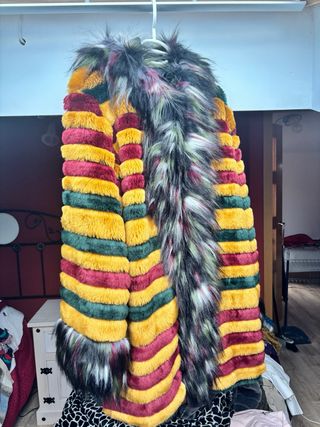 Abrigo multicolor de pelo sintético