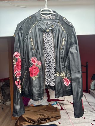 Chaqueta Biker Negra con Flores Rojas Talla XL
