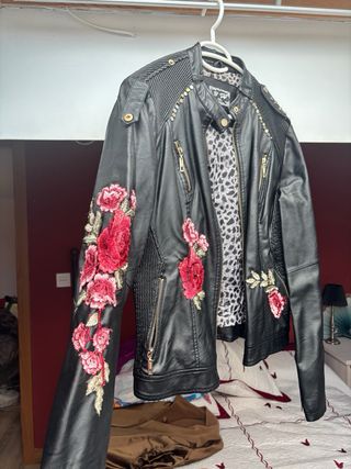 Chaqueta Biker Negra con Flores Rojas Talla XL
