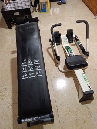 Banco de gimnasio y máquina de remo