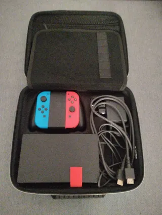 Nintendo Switch + Maletín Azul/Rojo