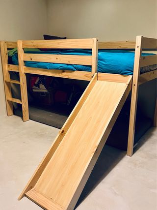 Cama alta infantil con tobogán
