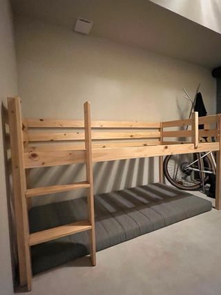 Cama alta infantil con tobogán