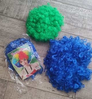 Pelucas de payaso azules y verdes